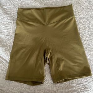 NWOT Vitality (Balance Athletica) The Cloud Rider Short in Willow - size Medium